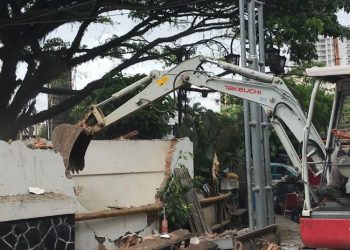 Pembongkaran bangunan liar di Cikapundung River Spot (bandung.go.id)
