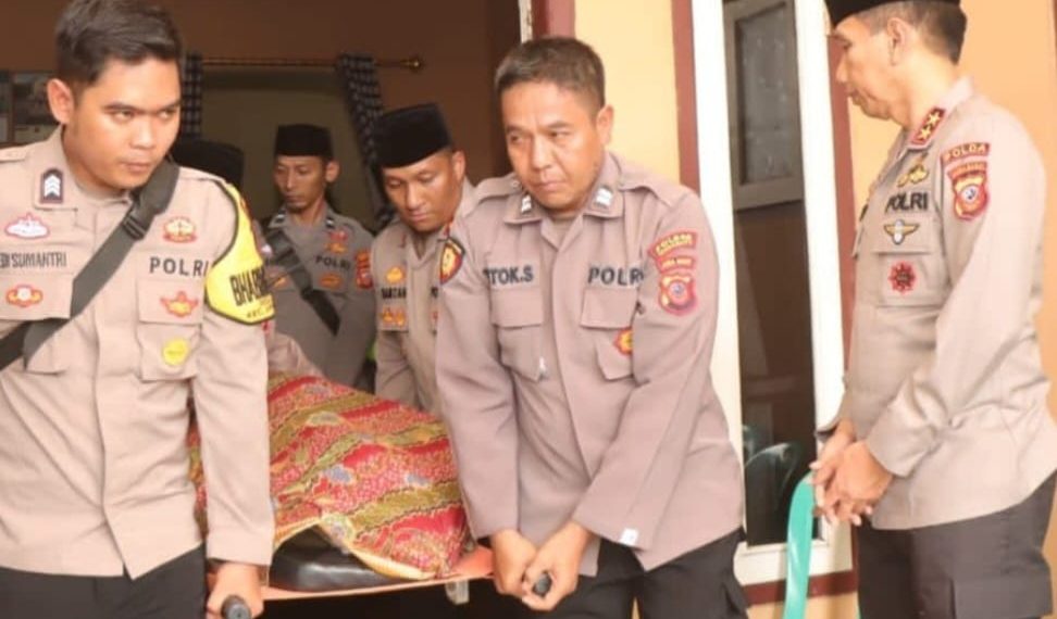 Kapolda Jabar, Irjen Pol Dr Akhmad Wiyagus (kanan) saat melayat ke rumah almarhum IPDA Tarli In Solihin. FOTO: Humas Polres Indramayu