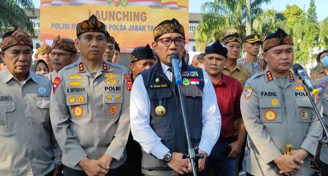 Gubernur Jabar, Ridwan Kamil, Kabaharkam, Komjen Fadil Imran, dan Kapolda Jabar, Irjen Pol Dr Akhmad Wiyagus saat meresmikan "Program Polisi RW Jajaran Polda Jabar tahun 2023". Foto dokumemtasi