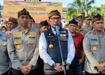 Gubernur Jabar, Ridwan Kamil, Kabaharkam, Komjen Fadil Imran, dan Kapolda Jabar, Irjen Pol Dr Akhmad Wiyagus saat meresmikan "Program Polisi RW Jajaran Polda Jabar tahun 2023". Foto dokumemtasi