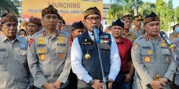 Gubernur Jabar, Ridwan Kamil, Kabaharkam, Komjen Fadil Imran, dan Kapolda Jabar, Irjen Pol Dr Akhmad Wiyagus saat meresmikan "Program Polisi RW Jajaran Polda Jabar tahun 2023". Foto dokumemtasi