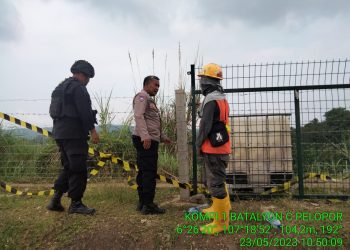 Petugas berjaga di rute kereta cepat