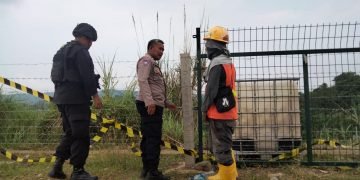 Petugas berjaga di rute kereta cepat