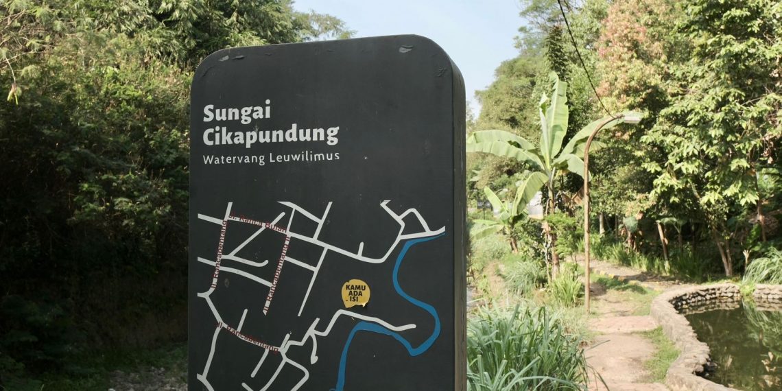 Dengan cuaca yang sejuk, Kota Bandung memang telah menjadi salah satu tempat yang disukai para pelari. Maka tak heran jika ada belasan ribu pelari hadir jika diadakan lomba lari di Kota Bandung Tetapi tahukah anda jika Kota Bandung juga memiliki jogging track yang menawarkan pemandangan selain gedung-gedung heritage? Ya, kini para pelari atau penyuka jalan kaki dapat menikmati kegiatan berolahraga dengan sensasi alam yang menyejukkan dan nikmatnya hembusan angin dari aliran sungai. Lokasinya pun strategis dan mudah ditemukan bagi masyarakat umum yang ingin berkunjung. Untuk menuju jogging track ini kamu bisa masuk melewati Gang Enom, Jalan Siliwangi di samping Teras Cikapundung atau bisa juga dari tempat parkir kendaraan di Ranca Bentang, Ciumbuleuit lalu menuju Serlok Bantaran. Jogging track ini memberikan pengalaman olahraga yang unik dengan suasana asri yang jarang ditemukan di kota besar. Dilengkapi dengan jalur yang memadai, para pelari dapat menikmati medan yang menantang sekaligus menikmati keindahan alam sekitar. Tidak hanya jalurnya yang dikenal dengan sejuknya tetapi keramahan penduduk yang membuat siapapun betah. Salah seorang pengunjung Fahri mengaku baru pertama kali olahraga di jogging track ini. Ia yang datang bersama Aulia merasa sangat nyaman dan cocok untuk orang yang membutuhkan olahraga sekaligus refreshing. “Seru banget, soalnya di sini masih asri dan penduduknya juga masih ramah. Kalau kita lewat senyum, jadi kita olahraganya nyaman dan bisa menikmati suasana banget,” ujarnya. Rahmad Sholeh, warga yang sering olahraga di sana juga merasakan hal yang sama. “Dari dulu masih sejuk, nyaman, polusi udara pun tidak banyak walaupun wilayah jogging ini berada di kota,” ungkapnya. Ia mengatakan, pemandangan jogging track ini jauh berbeda dengan zaman dulu. “Pemandangannya jauh berbeda, kalau dulu masih rindang, masih bener-bener sejuk, masih banyak sawah. Kalau sekarang sudah ada penebangan pohon jadi panas sedikit, tapi sekarang juga alhamdulillah masih sejuk tidak ada polusi udara,” katanya. Untuk itu juga, Rahmad berpesan kepada para warga dan juga pengunjung untuk selalu menjaga kebersihan supaya masih terjaga suasana yang nyaman. “Ya diutamakan kebersihan. Buang sampah jangan dibuang ke sungai karena nanti bisa mengakibatkan banjir. Intinya sadar diri untuk menjaga kebersihan lingkungan,” imbaunya.