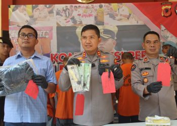 Kapolres Sukabumi AKBP Maruly Pardede (tengah) didampingi Kasat Reskrim Polres Sukabumi AKP Dian Poernomo (kiri) dan Kasie Humas Polres Sukabumi Iptu Aah Saepul Rohman. (FOTO: Istimewa)