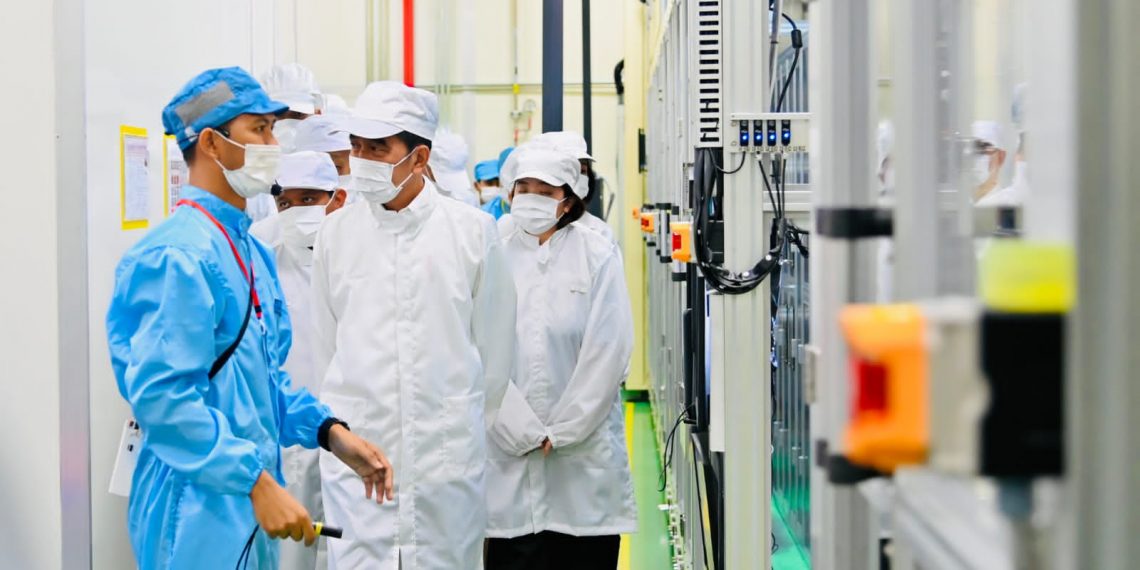 Kunjungan Presiden Jokowi ke PT Hyundai LG Industry (HLI) Green Power di Kabupaten Karawang, Provinsi Jawa Barat, pada Kamis (14/09/2023). (Setkab)