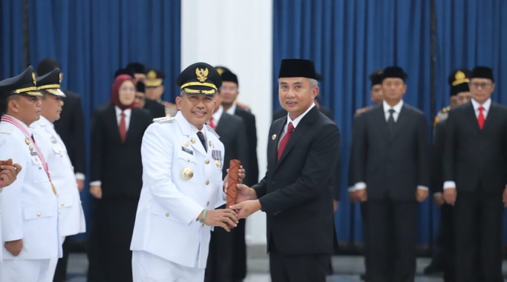 Pj Bupati Bandung Barat Arsan Latif (kiri) dan Pj Gubernur Jabar Bey Machmudin (bandungbarat.go.id)
