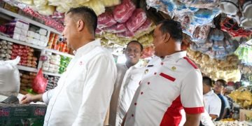 Bey Machmudin Cek Stok Pangan di Pasar