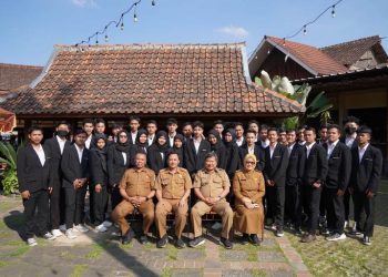 Bupati Garut Rudy Gunawan beserta calon pekerja ke Jepang (garutkab.go.id)