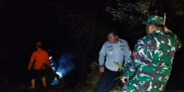 Petugas padamkan api (foto:istimewa)