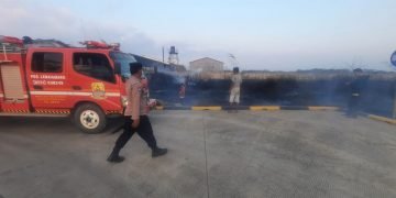 Kebakaran Menimpa Lahan Kosong Perusahaan di Cirebon