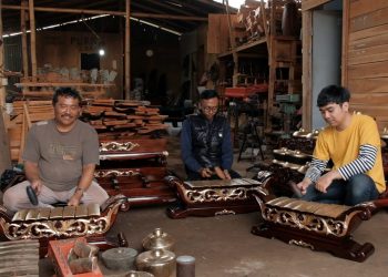 Perajin gamelan Kota Bandung (bandung.go.id)