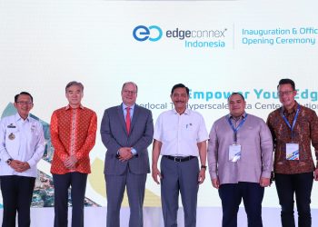 Pj Bupati Bekasi Dani Ramdan mendampingi Menteri Koordinator Bidang Kemaritiman dan Investasi (Menko Marves) Luhut Binsar Pandjaitan dalam peresmian dan pembukaan PT. EdgeConnex Indonesia yang bertempat di Jl. Mataram Lippo Cikarang, Desa Cibatu Kecamatan Cikarang Selatan, pada Rabu (13/09/2023). foto Wulan Maulida