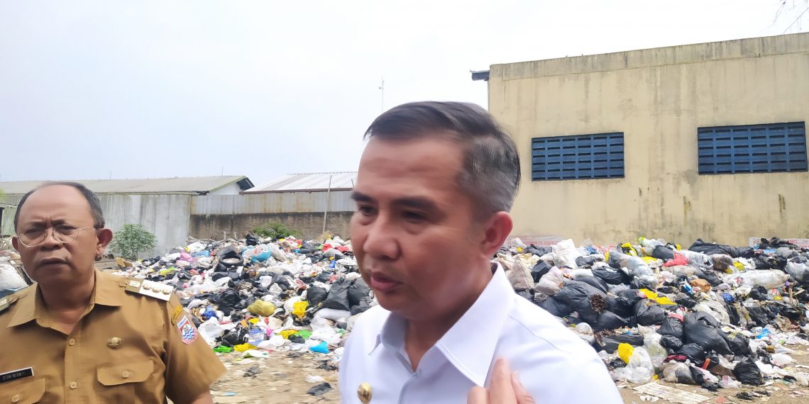 Penjabat (Pj) Gubernur Jawa Barat Bey Machmudin meninjau sejumlah tempat pembuangan sementara (TPS) di Kota Cimahi, Selasa (19/9/2023). Dia didampingi Pj Wali Kota Cimahi Dikdik Suratno Nugrahawan.