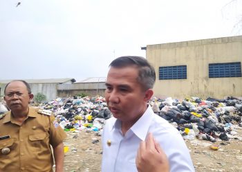 Penjabat (Pj) Gubernur Jawa Barat Bey Machmudin meninjau sejumlah tempat pembuangan sementara (TPS) di Kota Cimahi, Selasa (19/9/2023). Dia didampingi Pj Wali Kota Cimahi Dikdik Suratno Nugrahawan.