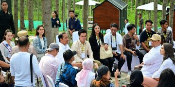 Presiden Joko Widodo bersama influencer (setkab)