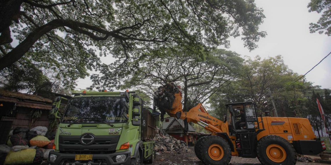 truk sampah di tps