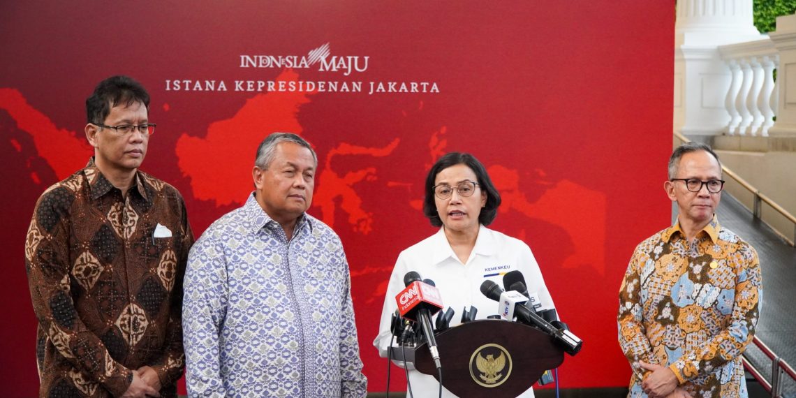 Menkeu Sri Mulyani, Gubernur BI Perry Warjiyo, Ketua DK OJK Mahendra, dan Ketua DK LPS Yudhi Purbaya memberikan keterangan pers di Kompleks Istana Kepresidenan, Jakarta, Senin (23/10/2023). (Foto: BPMI Setpres)