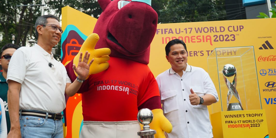 Erick Thohir di samping Trofi Piala Dunia U-17 (pssi.org)