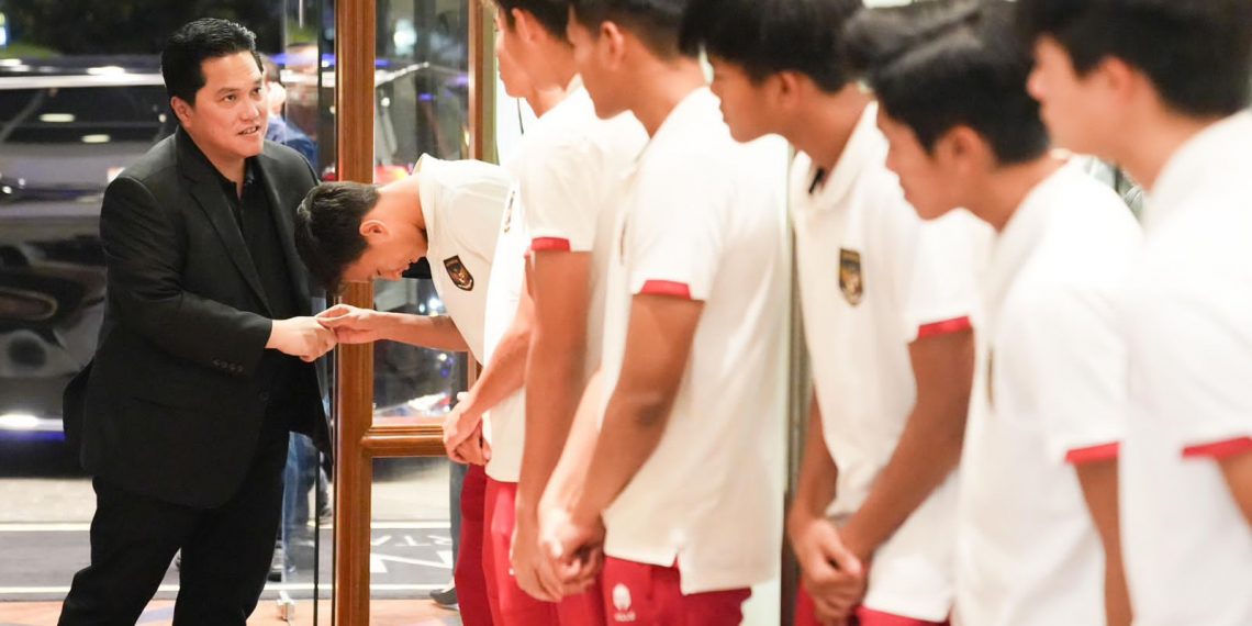 Ketua Umum PSSI Erick Thohir menyalami Timnas U-17 yang akan berlaga di Piala Dunia U-17