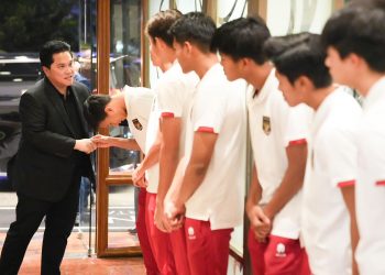 Ketua Umum PSSI Erick Thohir menyalami Timnas U-17 yang akan berlaga di Piala Dunia U-17