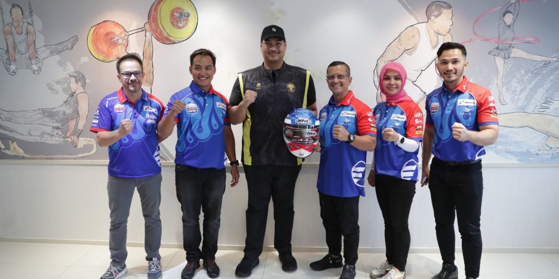 Menteri Pemuda dan Olahraga Republik Indonesia (Menpora RI) Dito Ariotedjo menerima audiensi Mandalika Racing Team Indonesia di ruang kerjanya, Lantai 10 Kemenpora, Jumat (6/10) sore. (foto:raiky/kemenpora.go.id)