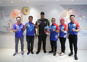 Menteri Pemuda dan Olahraga Republik Indonesia (Menpora RI) Dito Ariotedjo menerima audiensi Mandalika Racing Team Indonesia di ruang kerjanya, Lantai 10 Kemenpora, Jumat (6/10) sore. (foto:raiky/kemenpora.go.id)