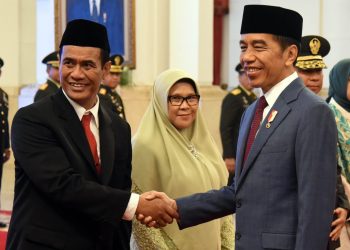 Presiden Jokowi memberikan ucapan selamat usai melantik Mentan Andi Amran Sulaiman, Rabu (25/10/2023), di Istana Negara, Jakarta. (Foto: Humas Setkab/Rahmat)
