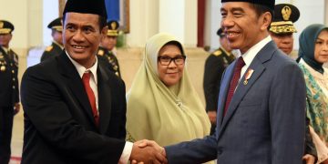 Presiden Jokowi memberikan ucapan selamat usai melantik Mentan Andi Amran Sulaiman, Rabu (25/10/2023), di Istana Negara, Jakarta. (Foto: Humas Setkab/Rahmat)