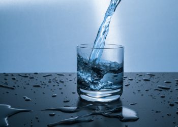 MInum air putih cara mengatasi panas dalam dan menjaga badan fit musim kemarau