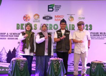 Bupati Bandung Dadang Supriatna  membuka pameran produk agro (bandungkab.go.id)