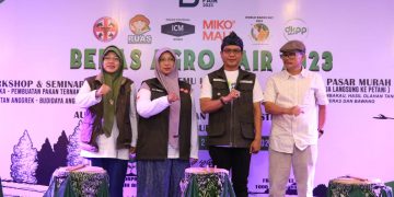 Bupati Bandung Dadang Supriatna  membuka pameran produk agro (bandungkab.go.id)