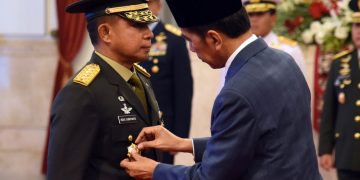 Presiden Jokowi menyematkan lencana kepada KSAD Jenderal Agus Subiyanto, Rabu (25/10/2023), di Istana Negara, Jakarta. (Foto: Humas Setkab/Rahmat)