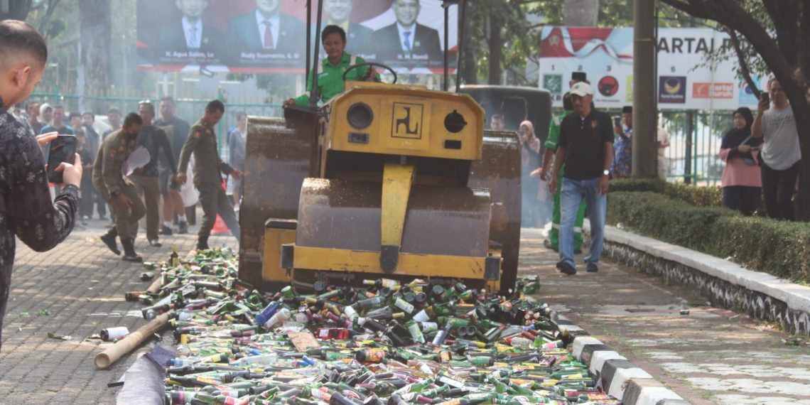 Pemusnahan minuman keras (bogorkab.go.id)