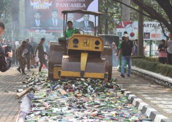 Pemusnahan minuman keras (bogorkab.go.id)