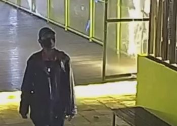 Pencuri lampu teras cihampelas