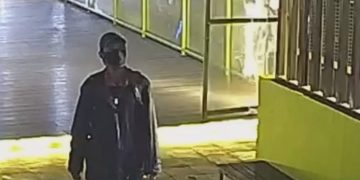 Pencuri lampu teras cihampelas