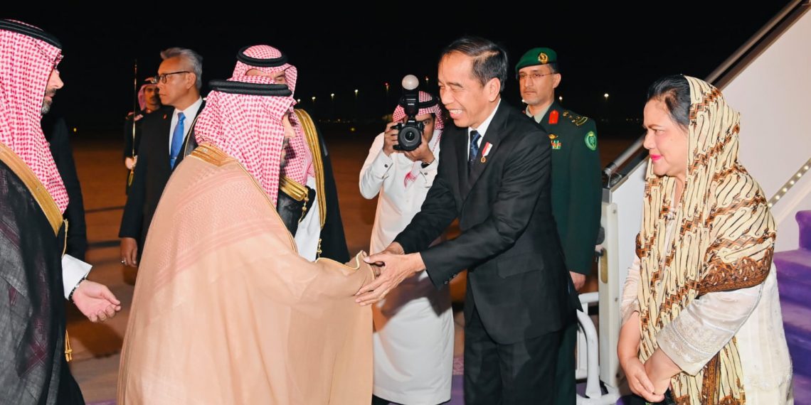 Presiden Jokowi dan Ibu Iriana di Bandara Internasional King Khalid, Riyadh, Arab Saudi (18/10/2023). (Foto: BPMI Setpres/Laily Rachev)