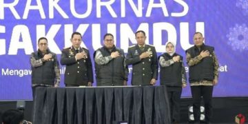 Kapolri, Jenderal Polisi Listyo Sigit Prabowo, Panglima TNI Jenderal Agus Subiyanto, dan jajaran Bawaslu berfoto bersama usai penandatanganan komitmen netralitas Pemilu 2024 (DOK: Div Humas Polri)