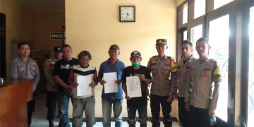 Polisi seusai memberikan peringatan dan pengarahan kepada para jukir liar.