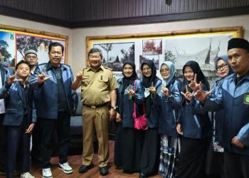 Bupati Garut Rudy Gunawan dan seniman qasidah Garut