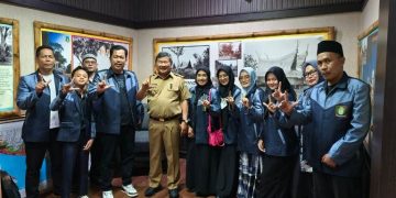 Bupati Garut Rudy Gunawan dan seniman qasidah Garut