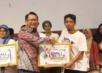 Pj Bupati Bekasi Dani Ramdan beri penghargaan UMKM