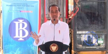 Presiden Jokowi melakukan peletakan batu pertama komplek perkantoran BI, di IKN, Penajam Paser Utara, Kaltim, Kamis (02/11/2023). (Sumber: Tangkapan Layar)