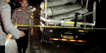 Aparat Polres Sukabumi memasang garis polisi pada truk yang mengangkut gas (FOTO: Istimewa)