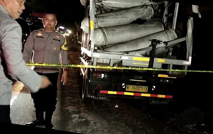 Aparat Polres Sukabumi memasang garis polisi pada truk yang mengangkut gas (FOTO: Istimewa)