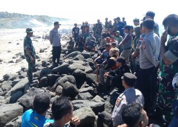 Polri & TNI karya bakti membersihkan Pantai Pasanggrahan Cipatujah Kab. Tasikmalaya (FOTO: Istimewa)
