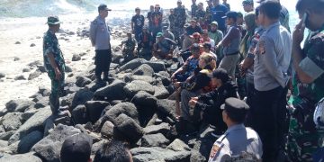 Polri & TNI karya bakti membersihkan Pantai Pasanggrahan Cipatujah Kab. Tasikmalaya (FOTO: Istimewa)