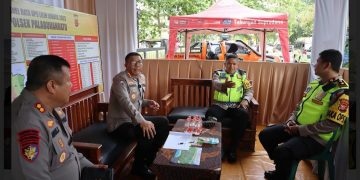 Dirbinmas Polda Jabar, Kombes Pol. Gunarso dan Kapolres Sukabumi, AKBP Maruly Pardede melakukan pengecekan Pos Pengamanan (Pospam) Natal 2023 dan Tahun Baru 2024 di Wilayah Sukabumi, Senin (25/12/2023) (Foto:Istimewa)