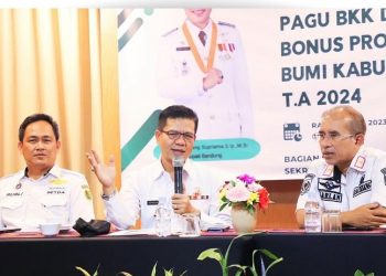 Bupati Bandung Dadang Supriatna menyampaikan Dana Bagi Hasil Migas